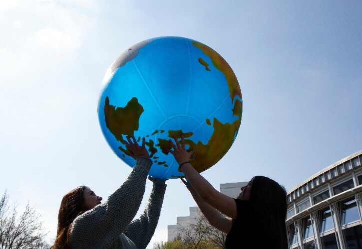 Auf dem Foto tragen zwei Schülerinnen unserer Schule die Welt auf den Händen. Dieses Bild soll ausdrücken, dass der achtsame Umgang mit unserer Natur das wichtigste ist, um unser Leben zu erhalten, wir die Erde schützen müssen und auf 